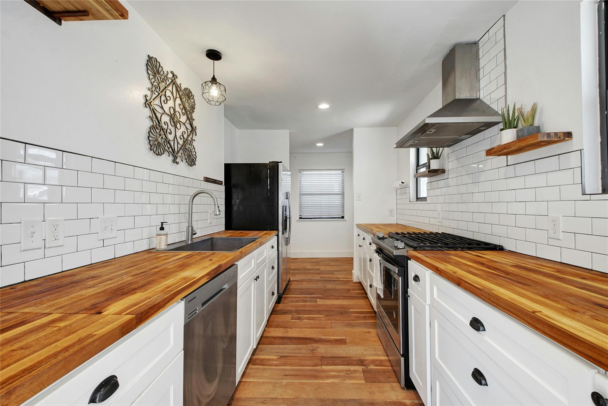 6803 Santos St, Austin, TX 78741