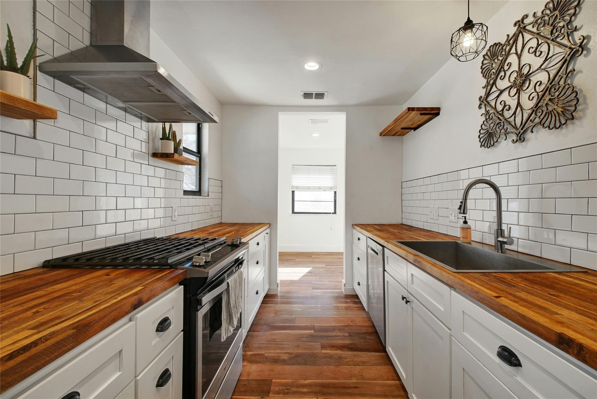 6803 Santos St, Austin, TX 78741