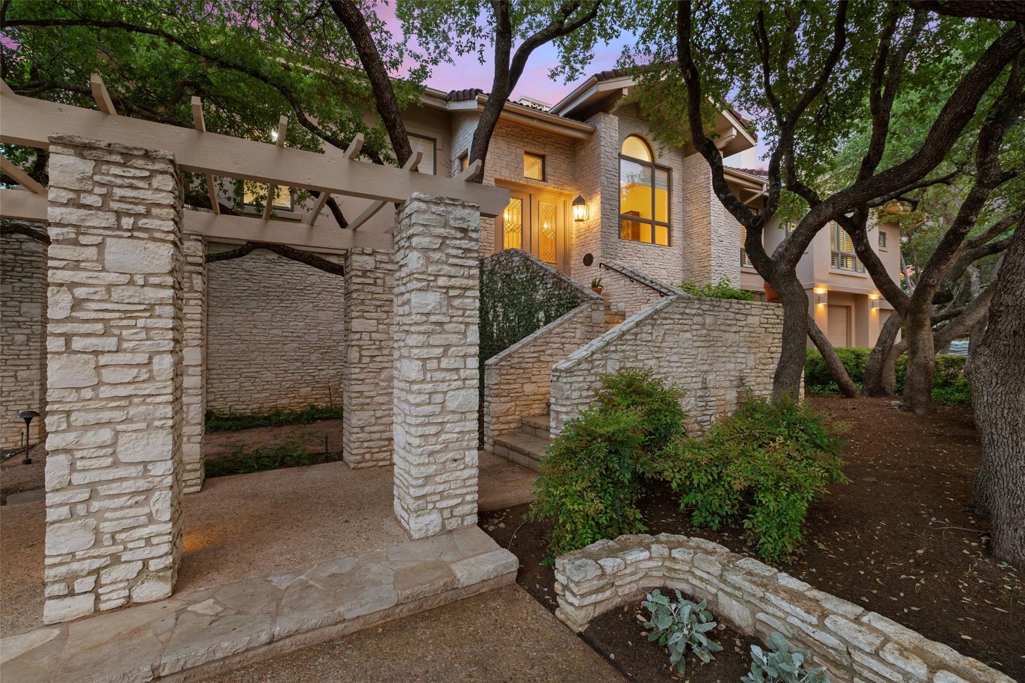 3 Crabapple Ct, The Hills, TX 78738