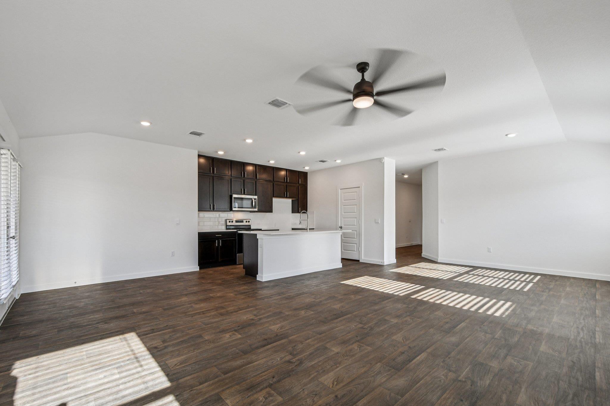 504 Elm Creek Dr, Hutto, TX 78634