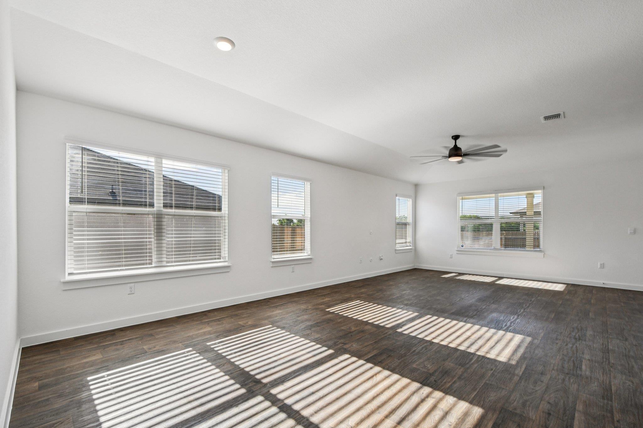 504 Elm Creek Dr, Hutto, TX 78634