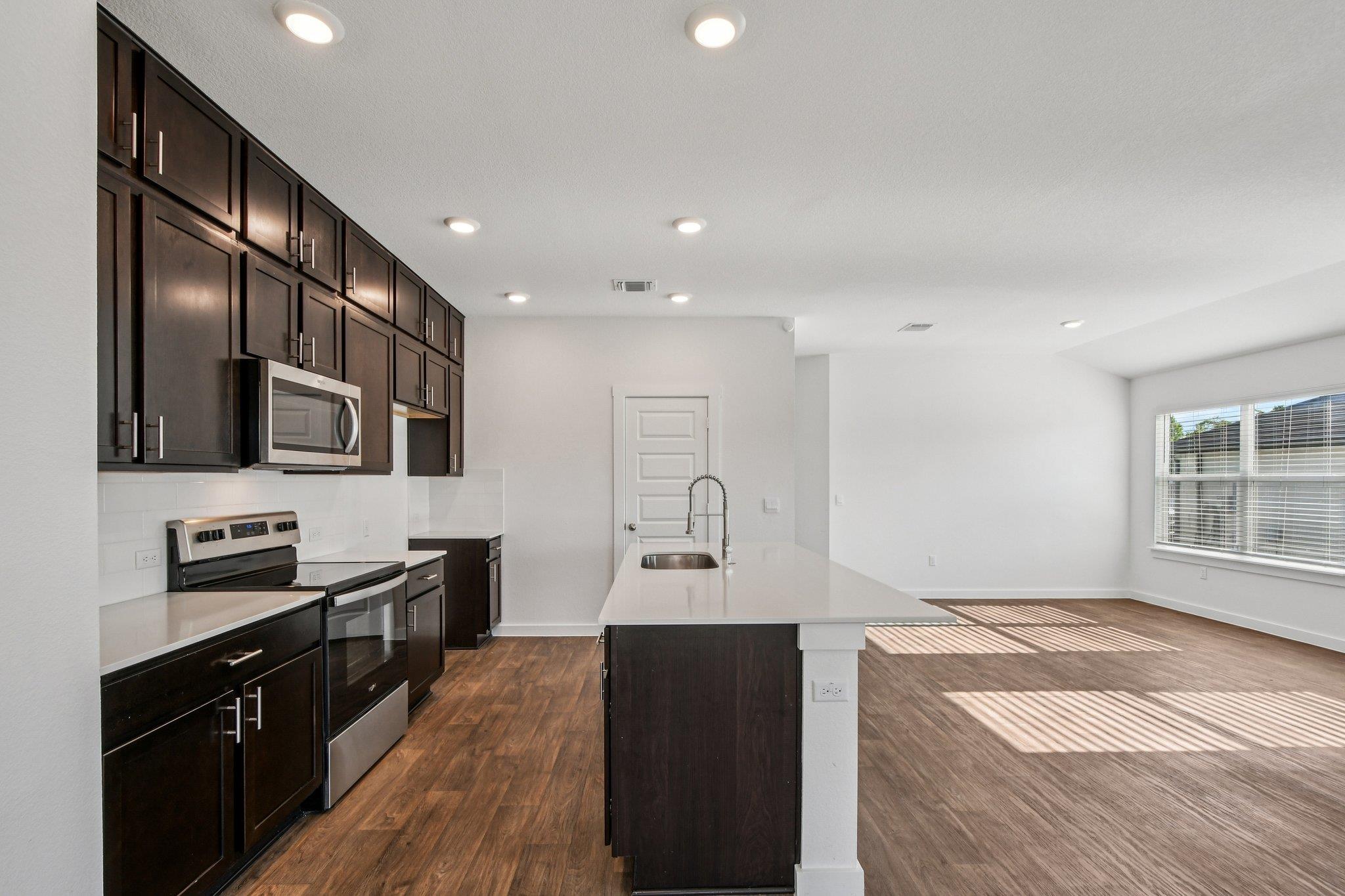 504 Elm Creek Dr, Hutto, TX 78634