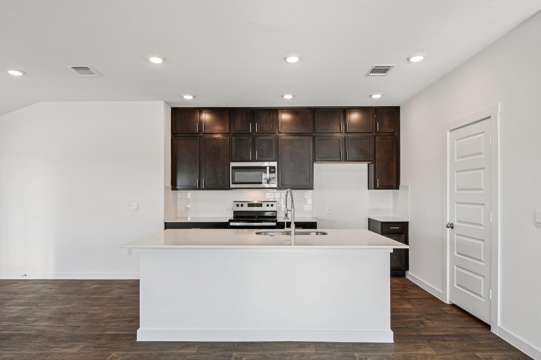 504 Elm Creek Dr, Hutto, TX 78634