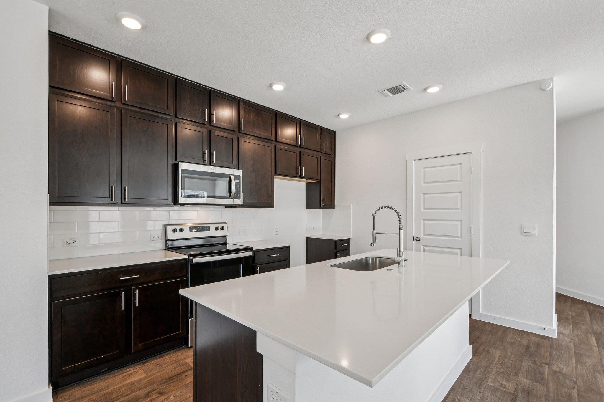 504 Elm Creek Dr, Hutto, TX 78634