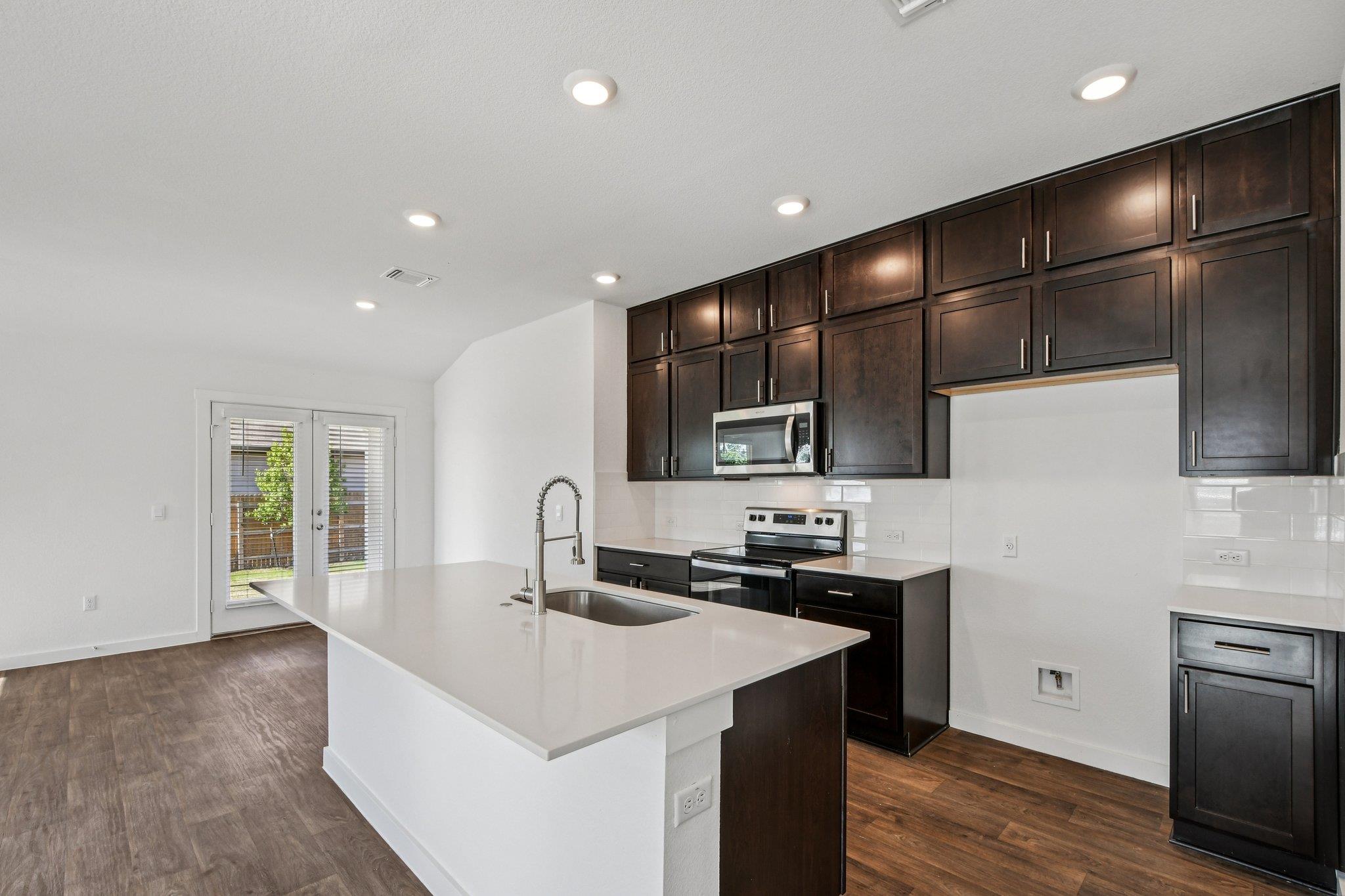 504 Elm Creek Dr, Hutto, TX 78634