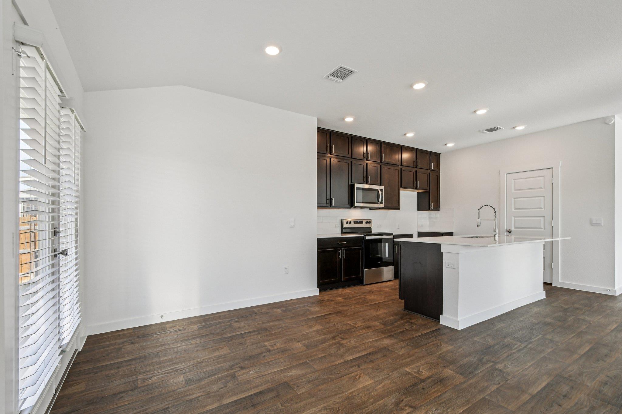 504 Elm Creek Dr, Hutto, TX 78634