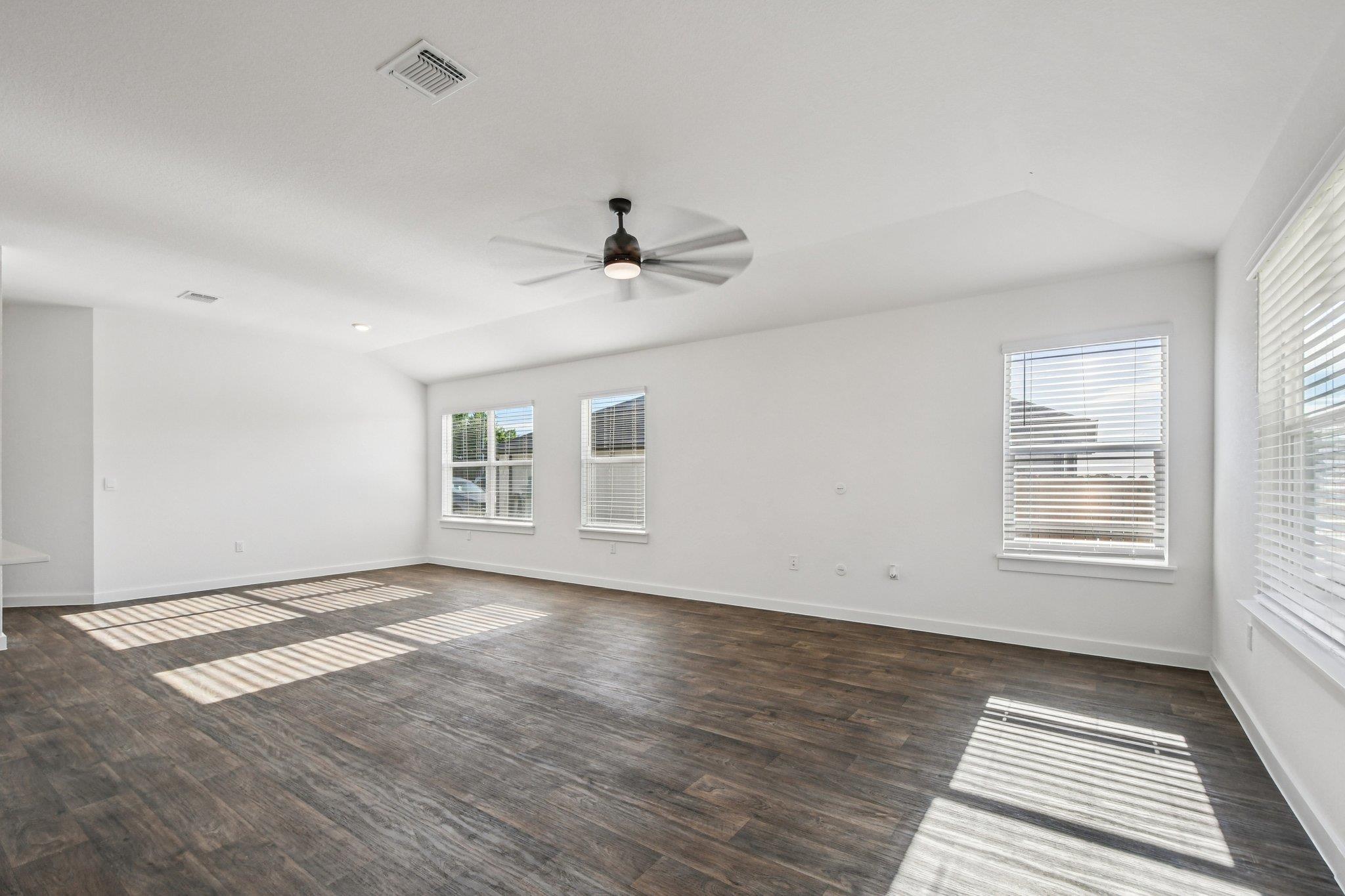 504 Elm Creek Dr, Hutto, TX 78634