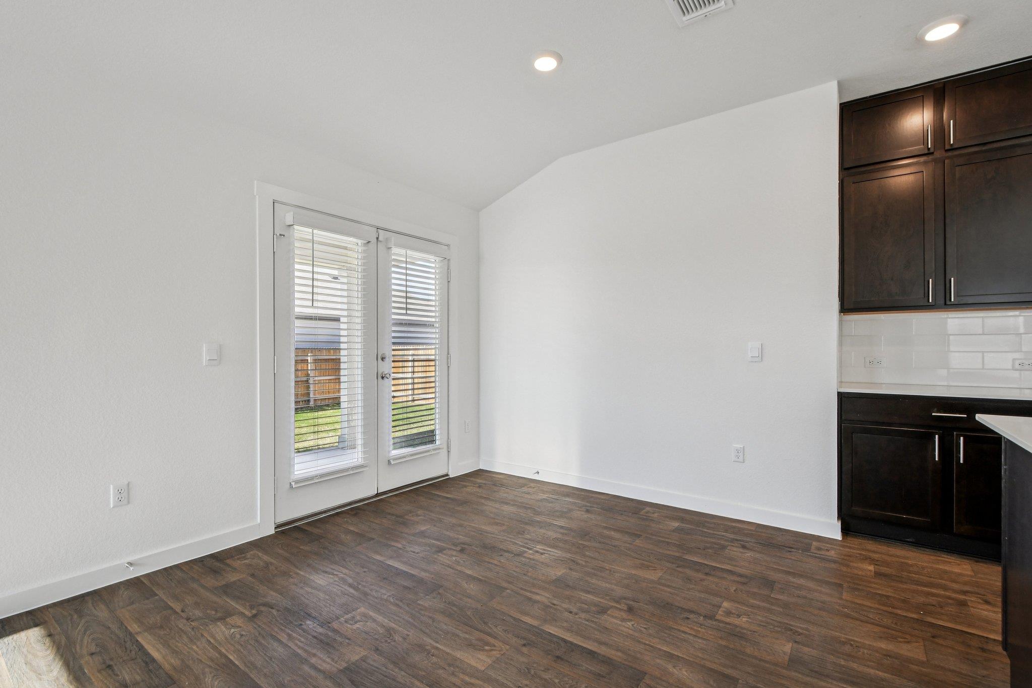 504 Elm Creek Dr, Hutto, TX 78634