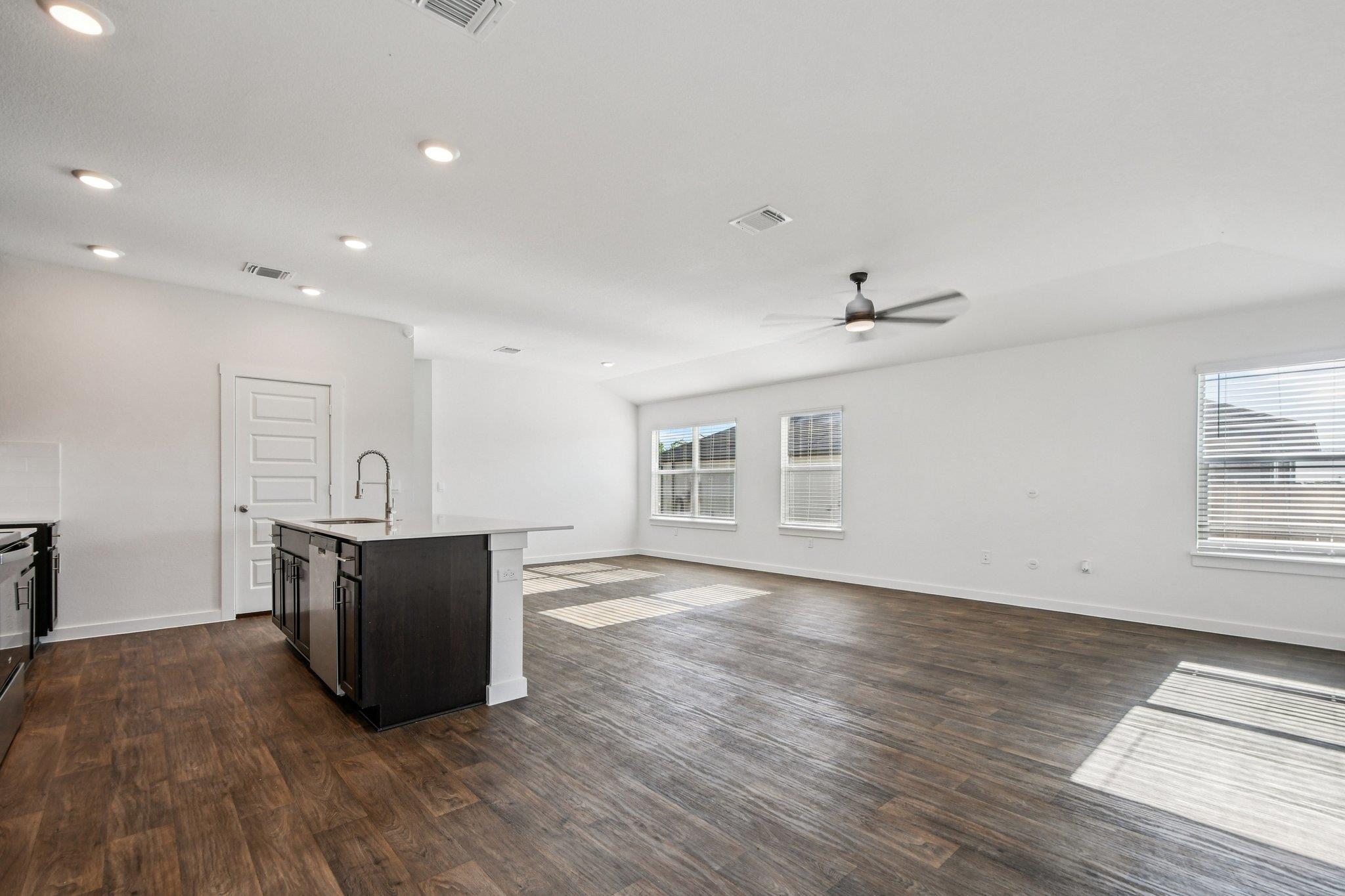 504 Elm Creek Dr, Hutto, TX 78634