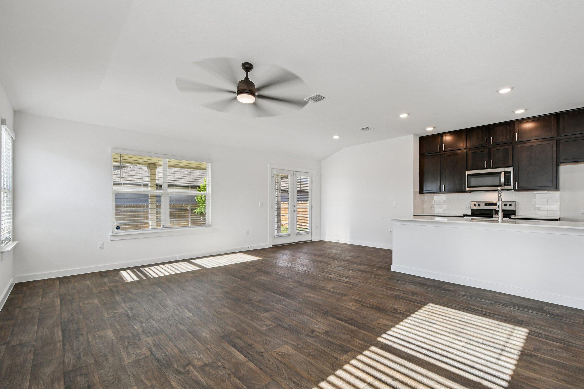 504 Elm Creek Dr, Hutto, TX 78634