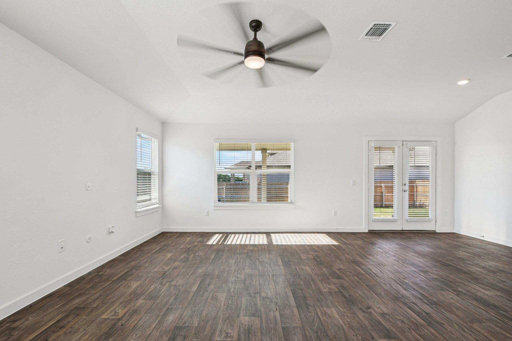 504 Elm Creek Dr, Hutto, TX 78634