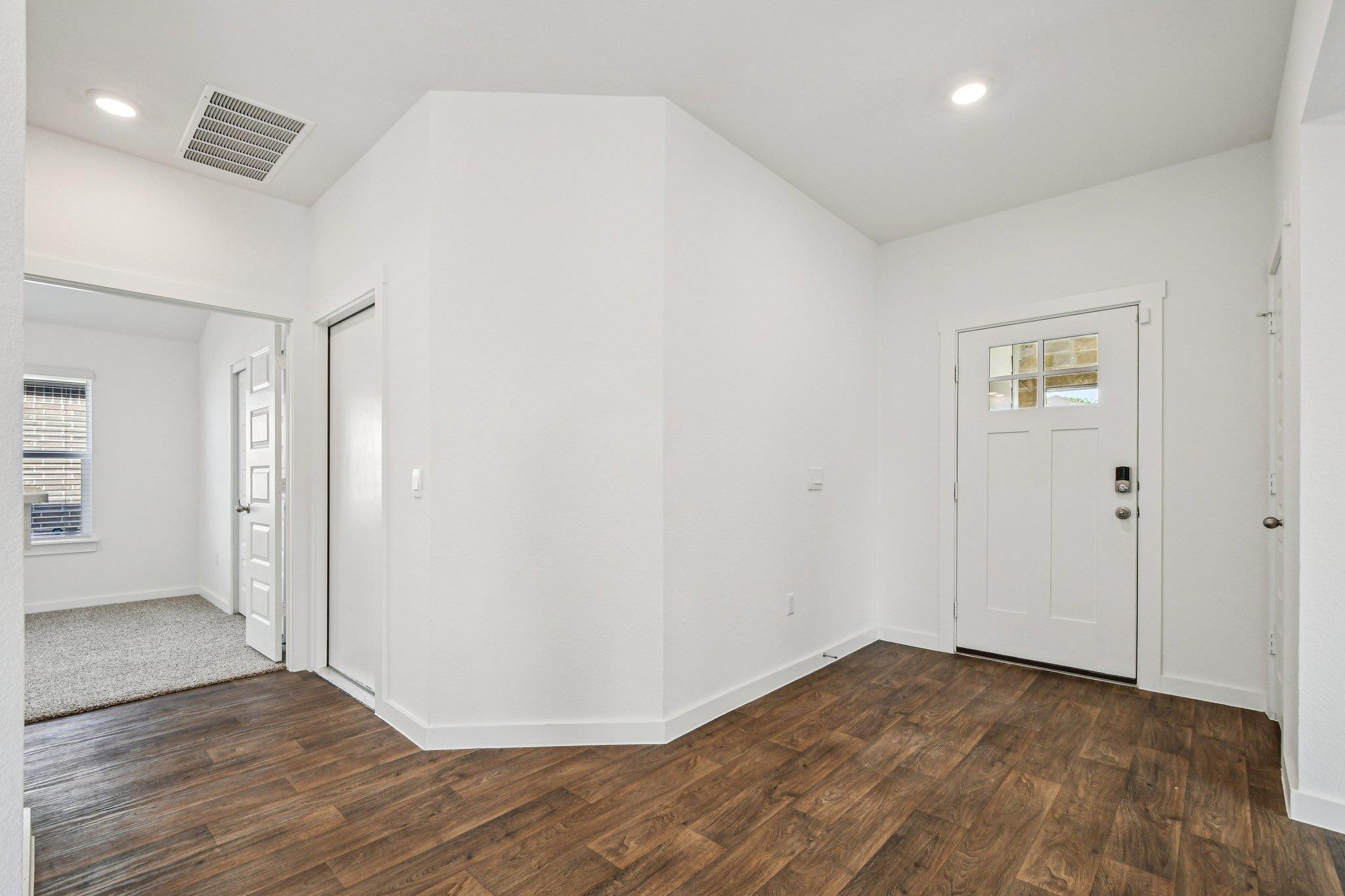 504 Elm Creek Dr, Hutto, TX 78634