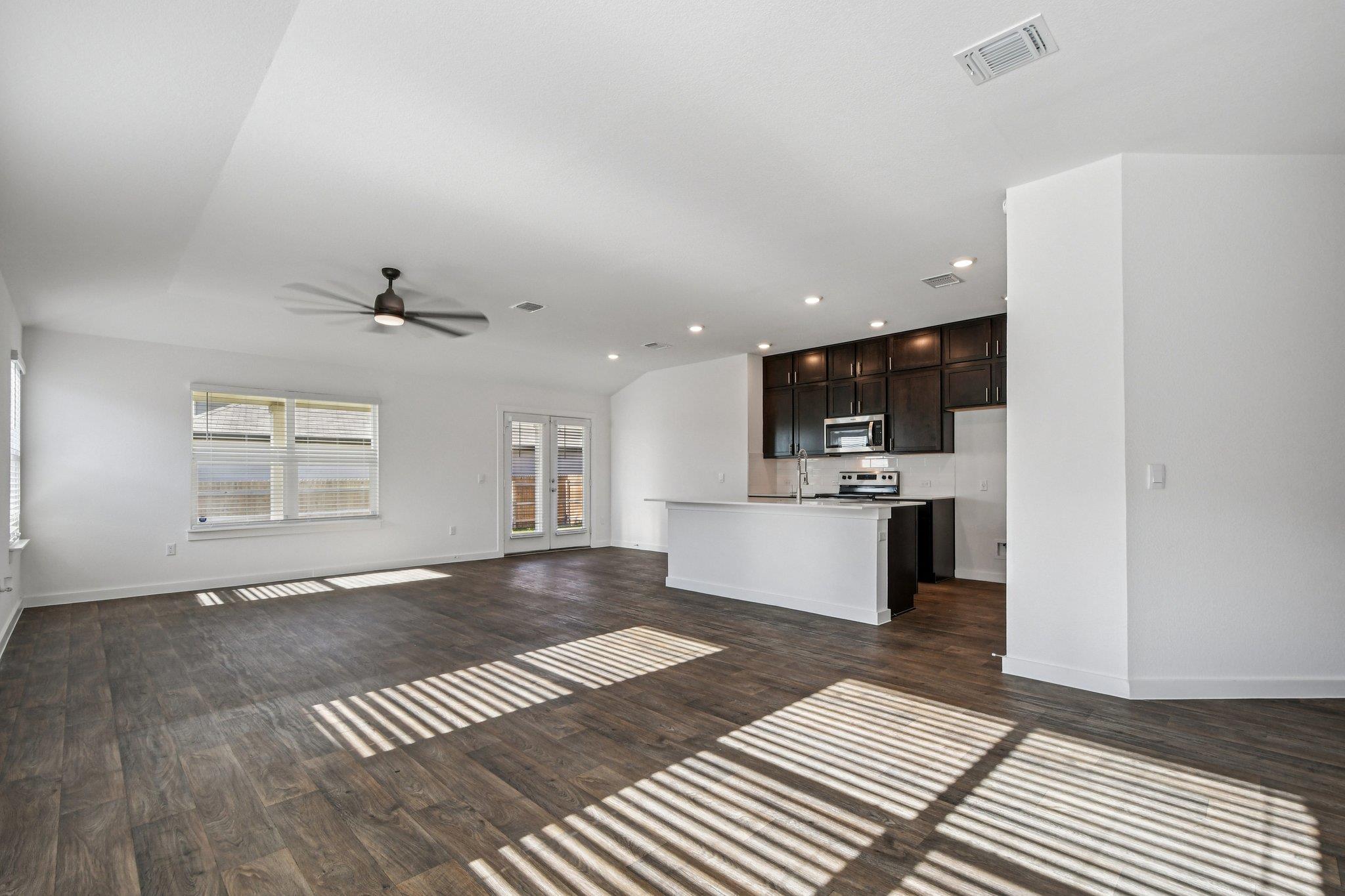 504 Elm Creek Dr, Hutto, TX 78634