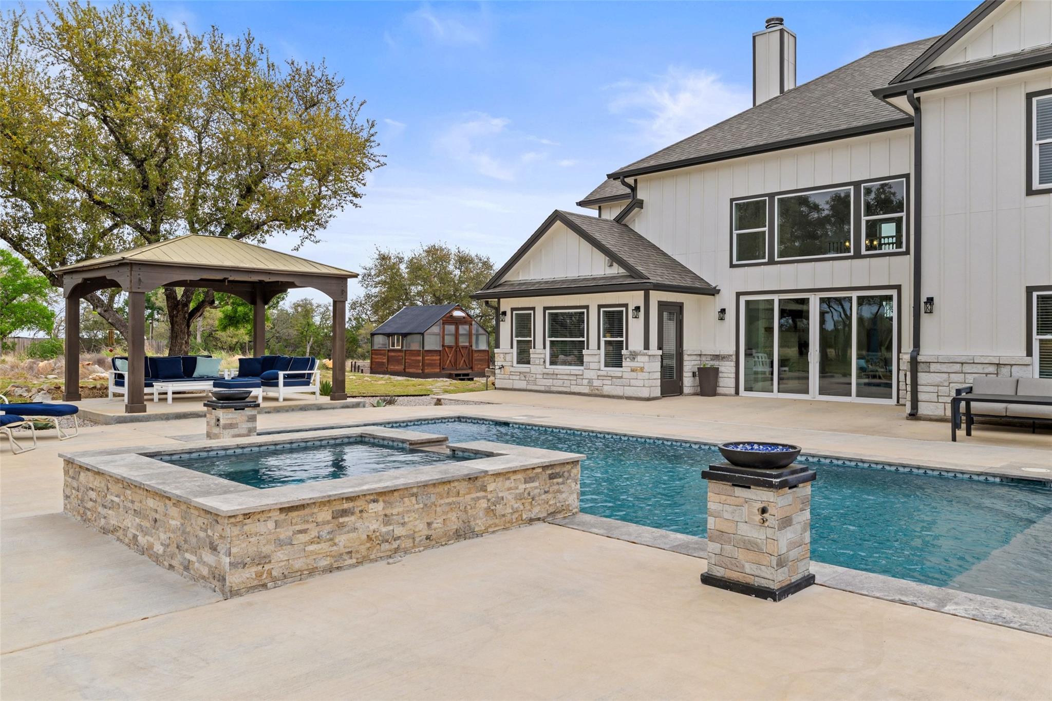 889 Brock Hollow Dr, Johnson City, TX 78636