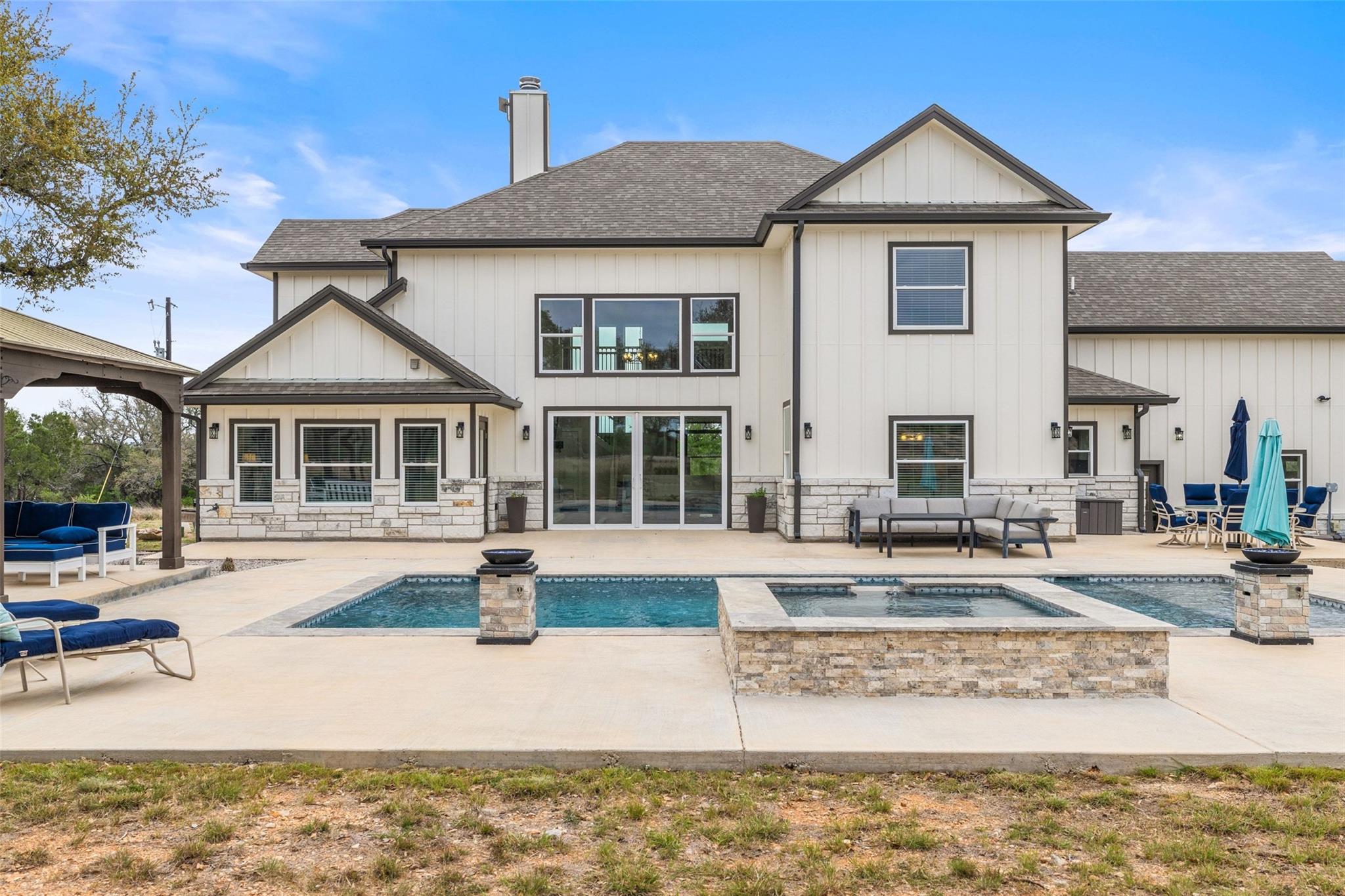 889 Brock Hollow Dr, Johnson City, TX 78636