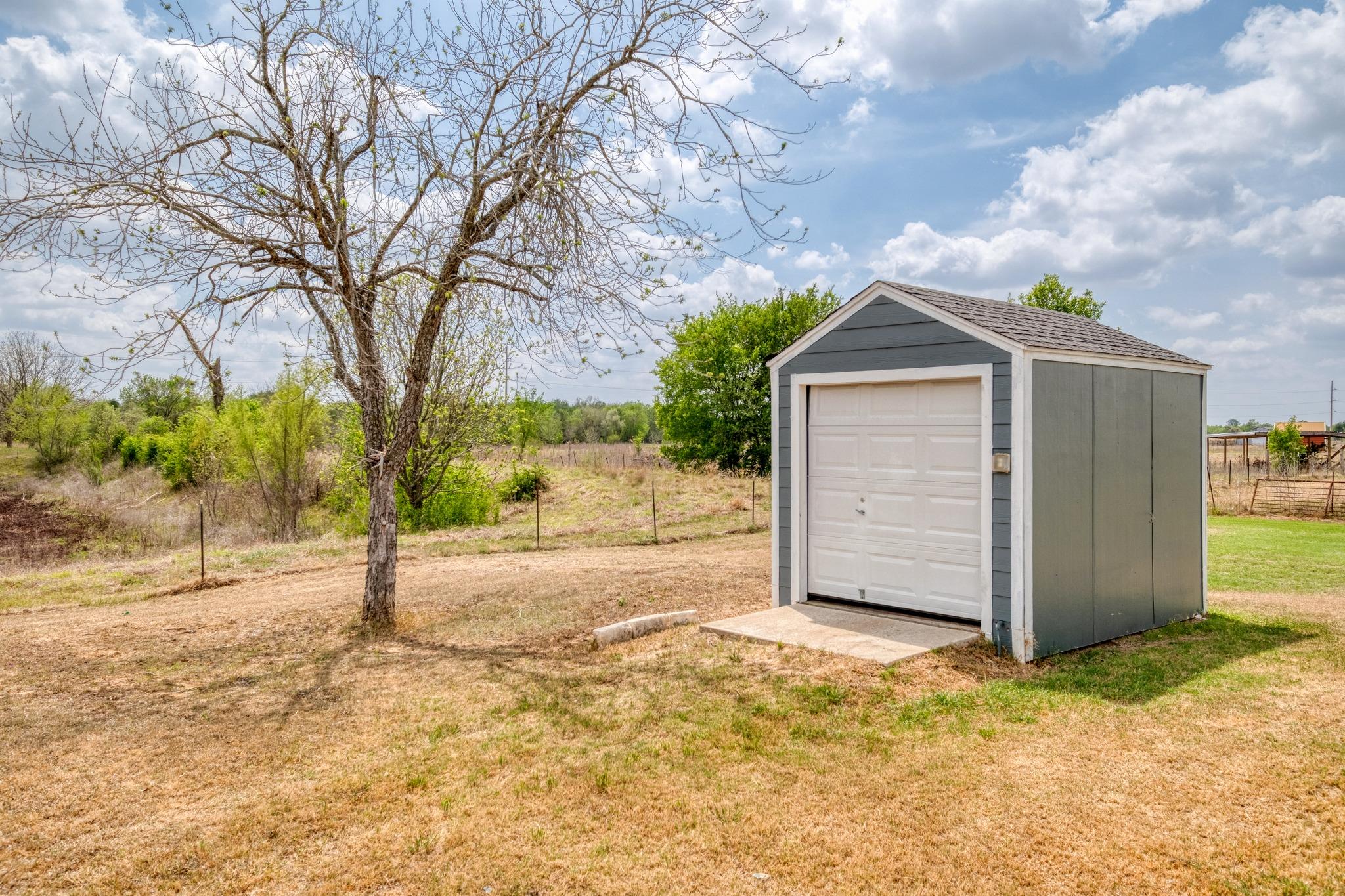 2950 County Road 484 Rd, Elgin, TX 78621