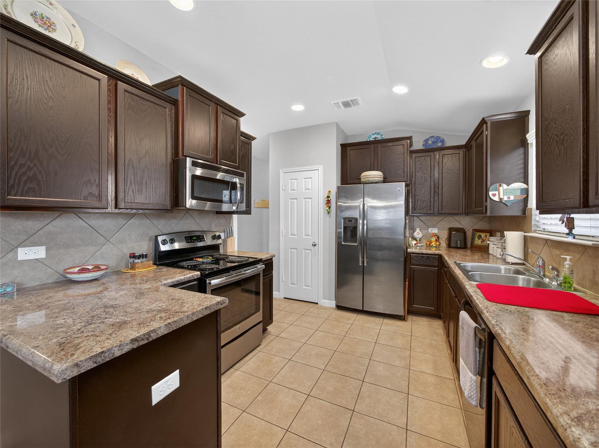 614 Lantana Ave, Lockhart, TX 78644