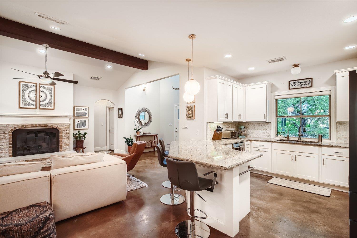 21825 Briarcliff Dr, Spicewood, TX 78669