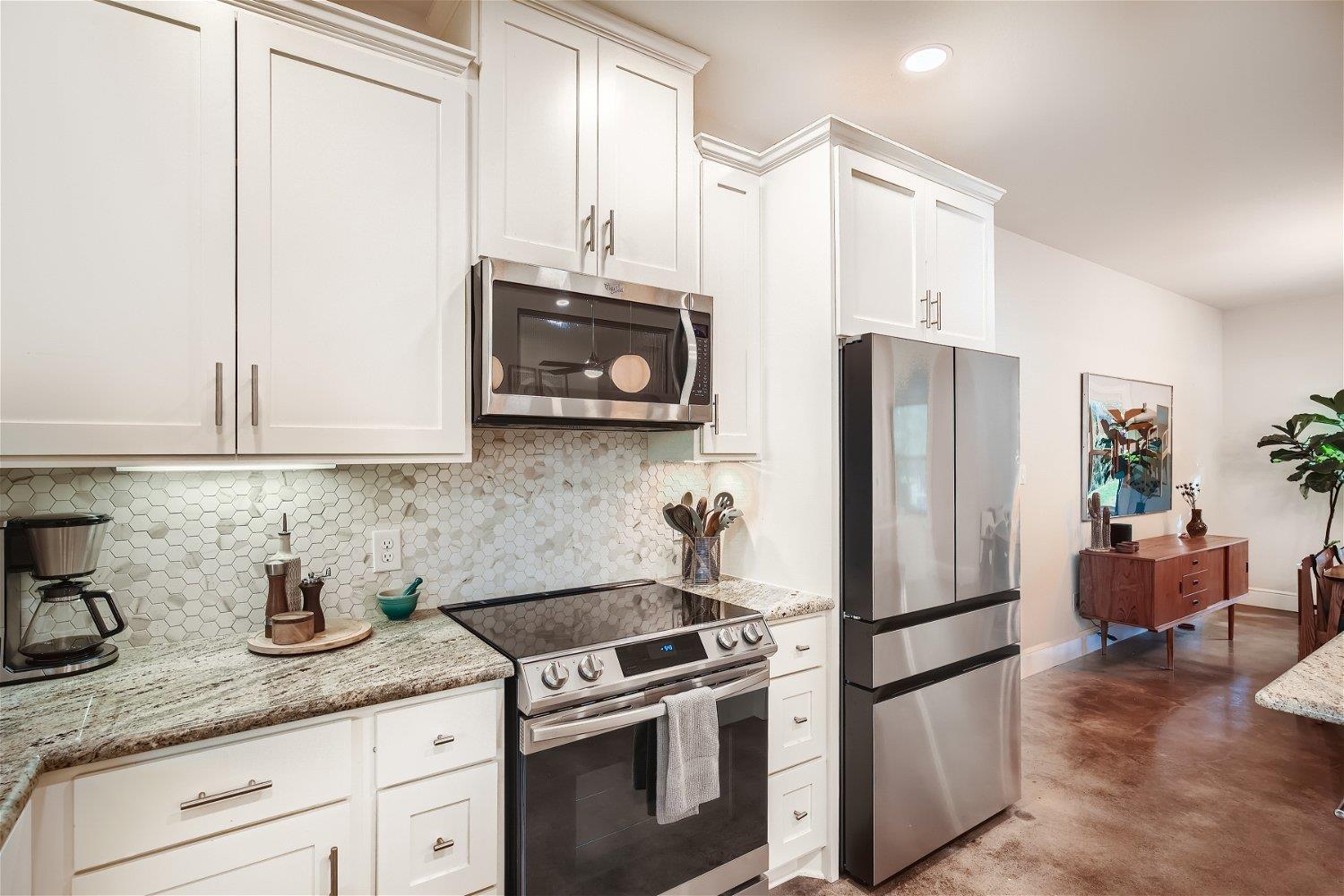 21825 Briarcliff Dr, Spicewood, TX 78669