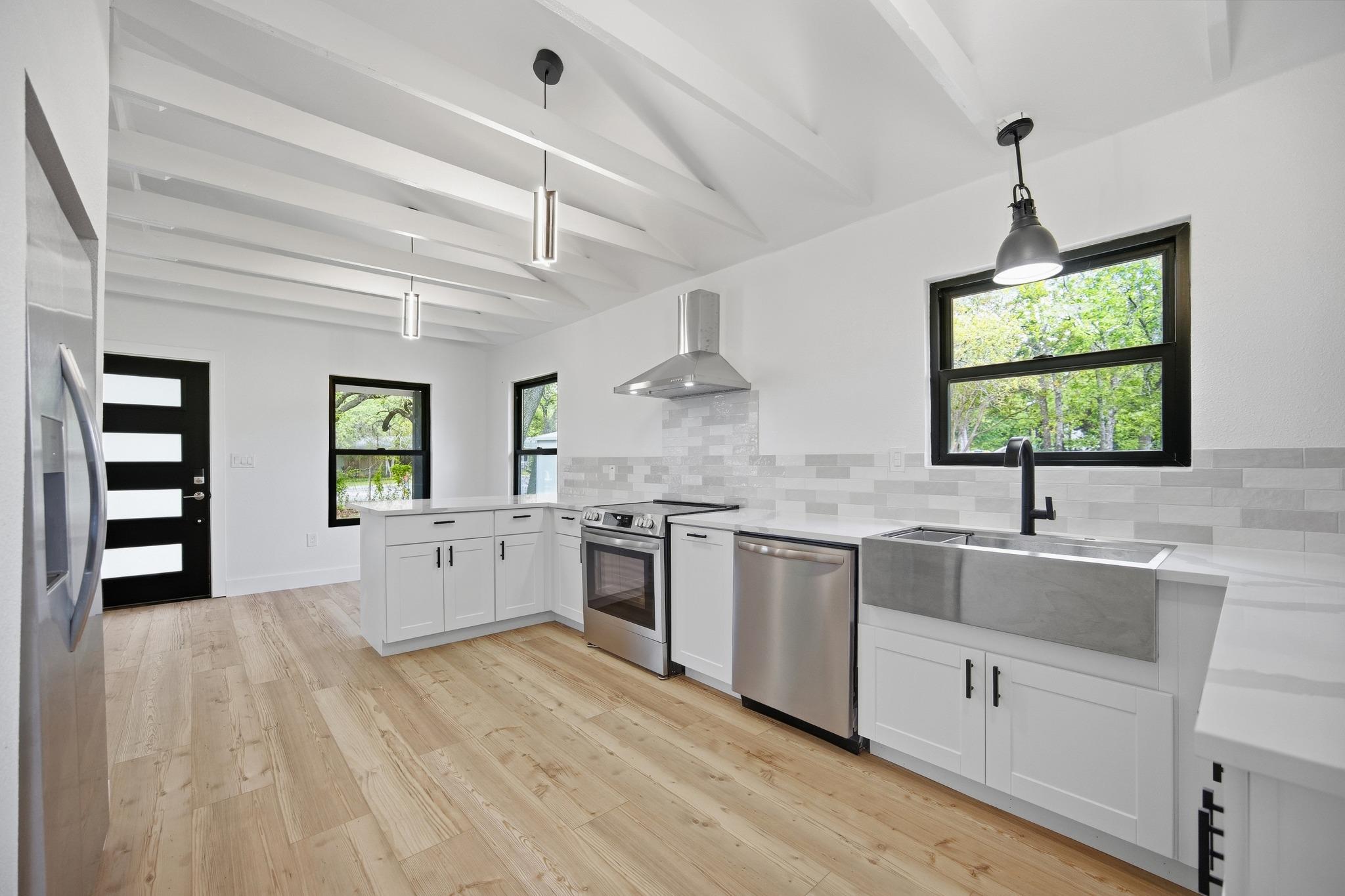 11013 Travis Dr, Jonestown, TX 78645