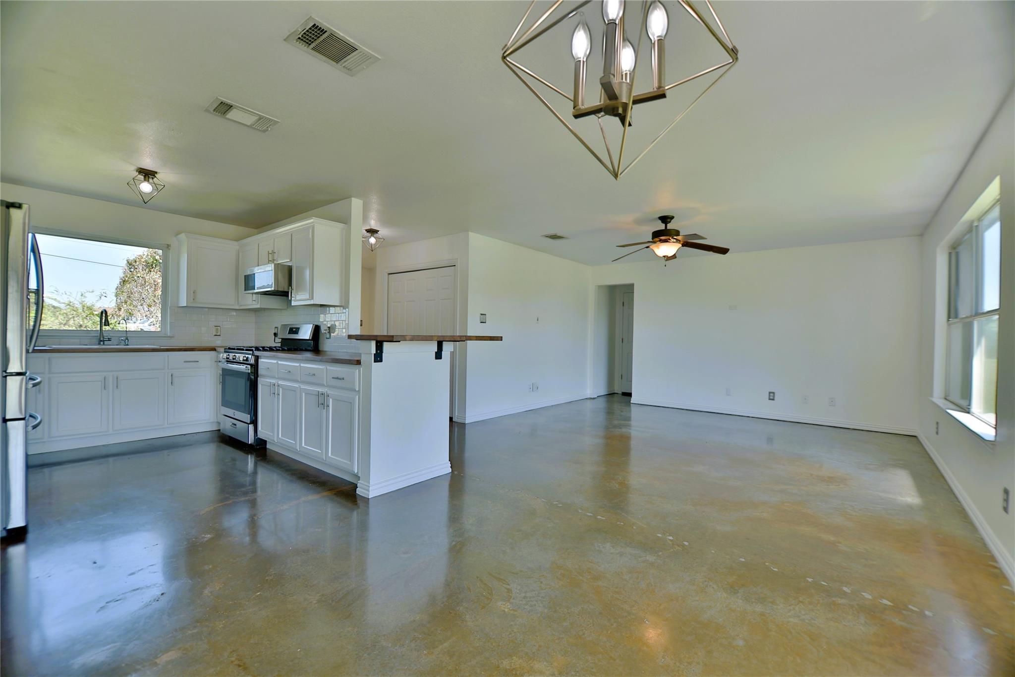 152 Round Up Dr, Liberty Hill, TX 78642