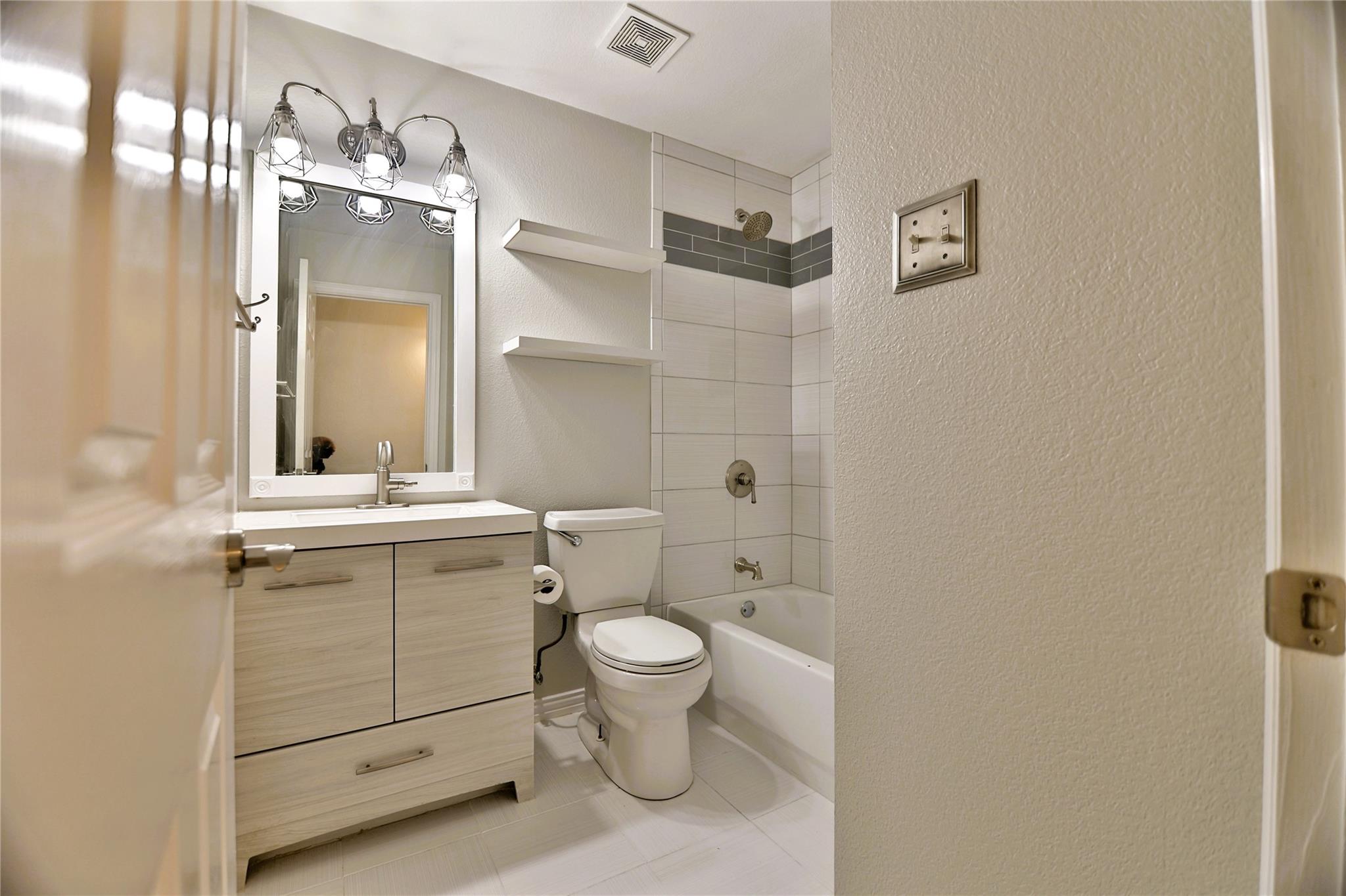 152 Round Up Dr, Liberty Hill, TX 78642