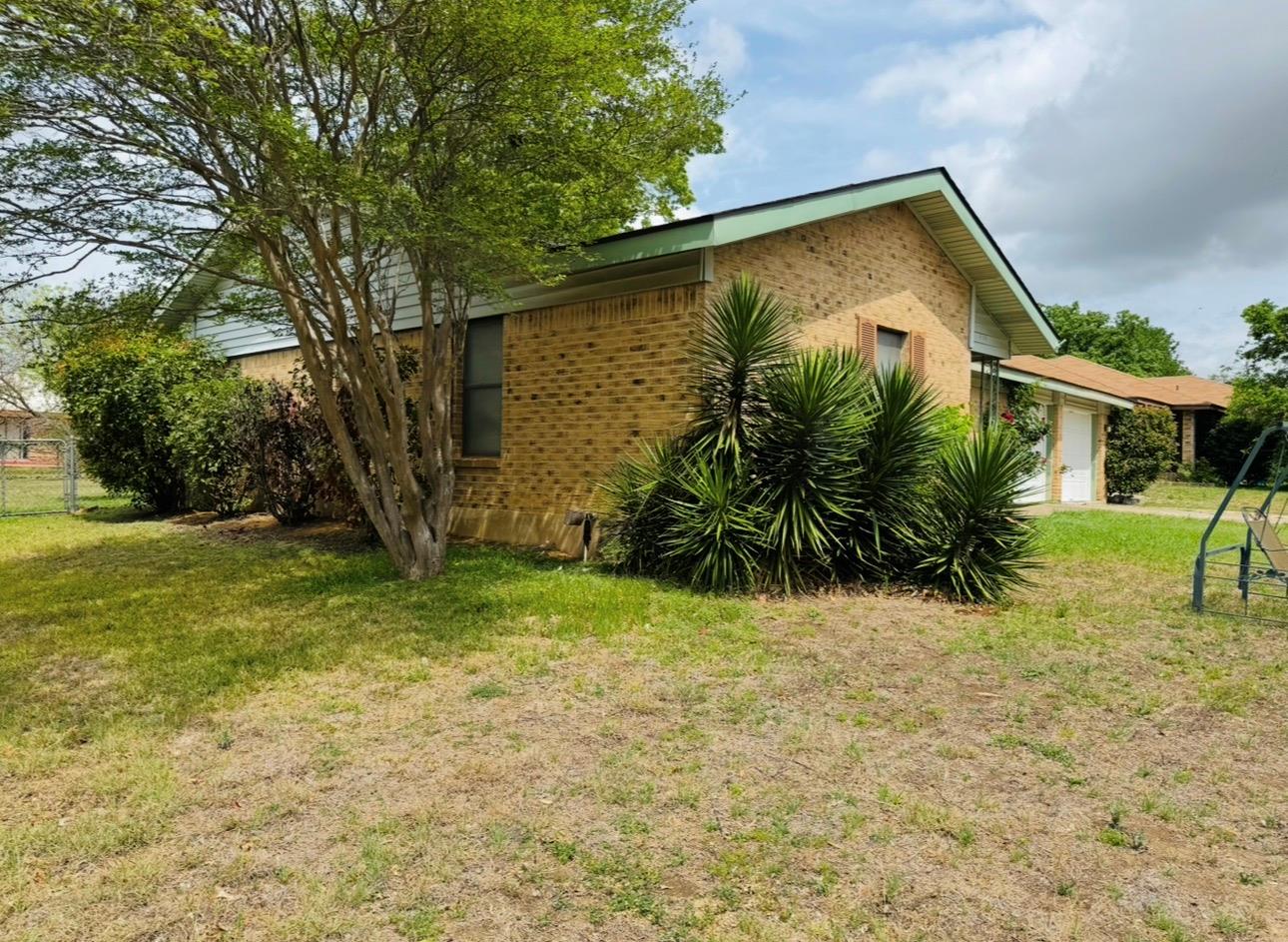 206 Loesch Dr, Elgin, TX 78621