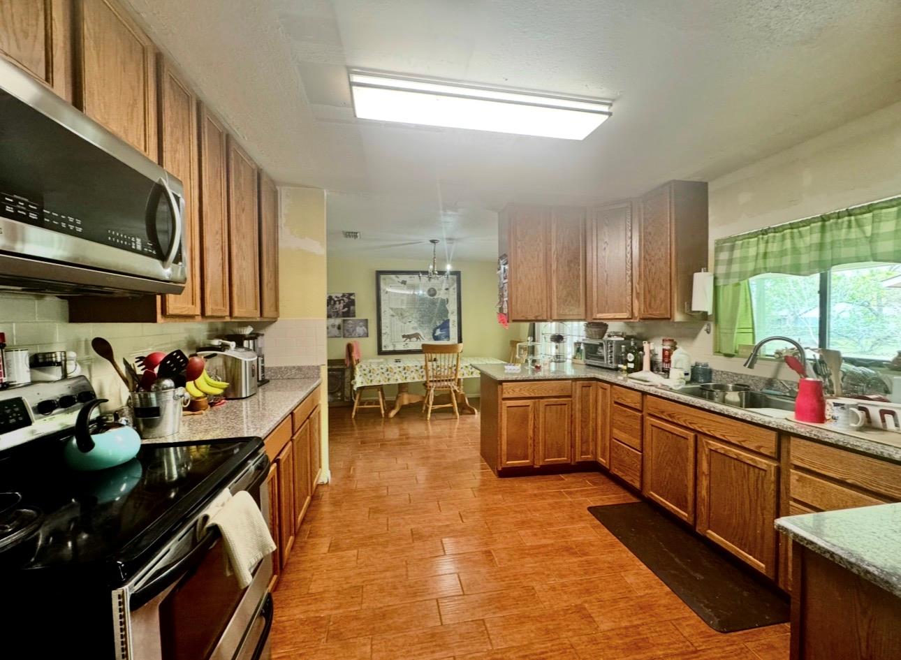 206 Loesch Dr, Elgin, TX 78621