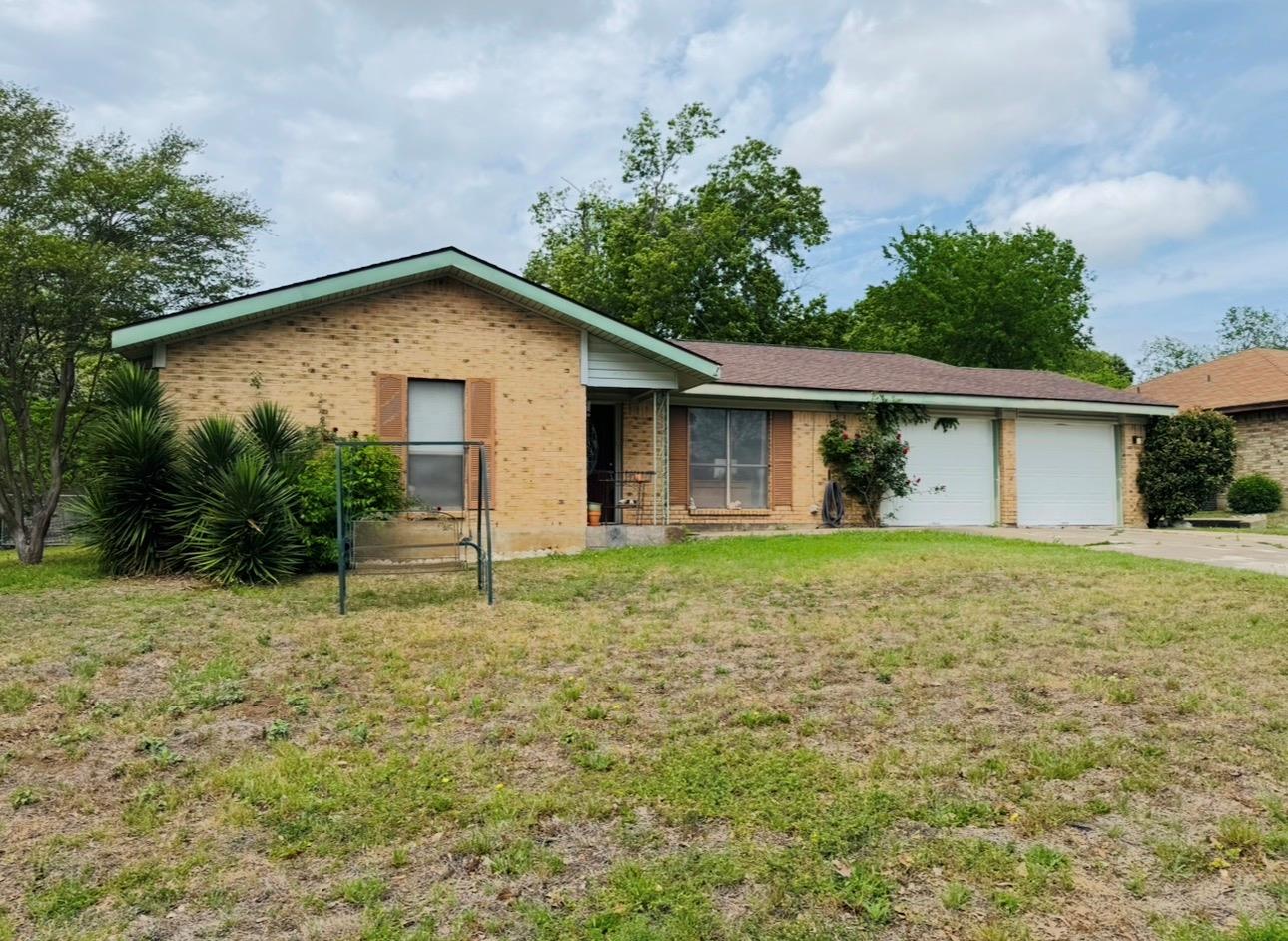 206 Loesch Dr, Elgin, TX 78621