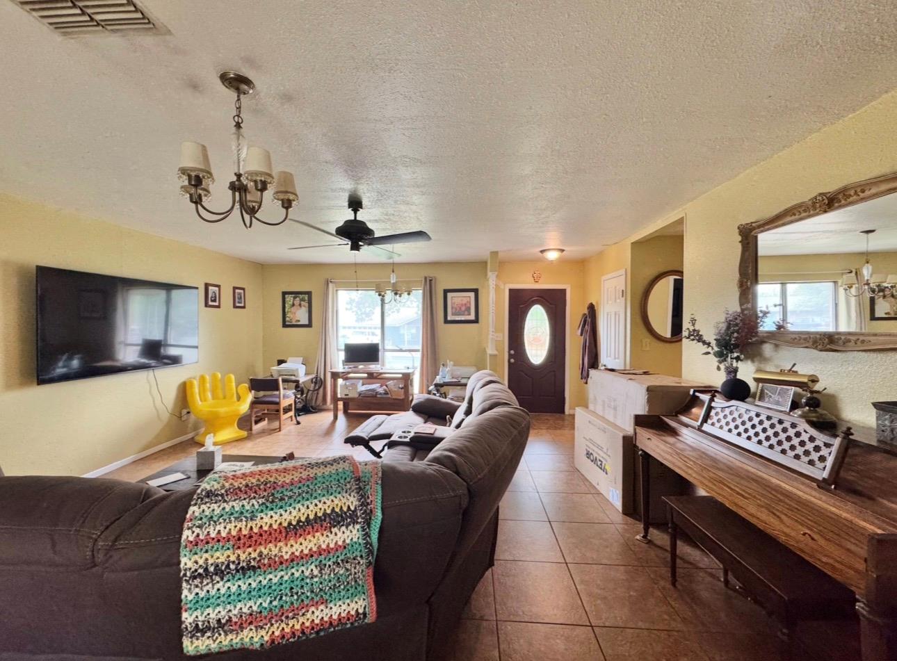 206 Loesch Dr, Elgin, TX 78621