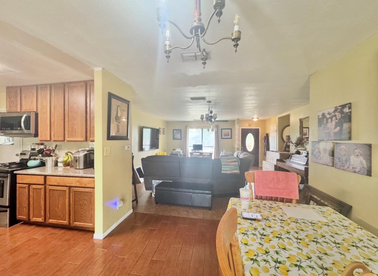 206 Loesch Dr, Elgin, TX 78621