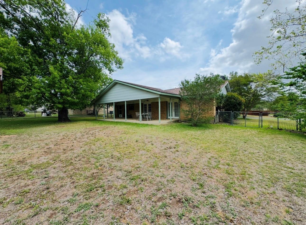 206 Loesch Dr, Elgin, TX 78621