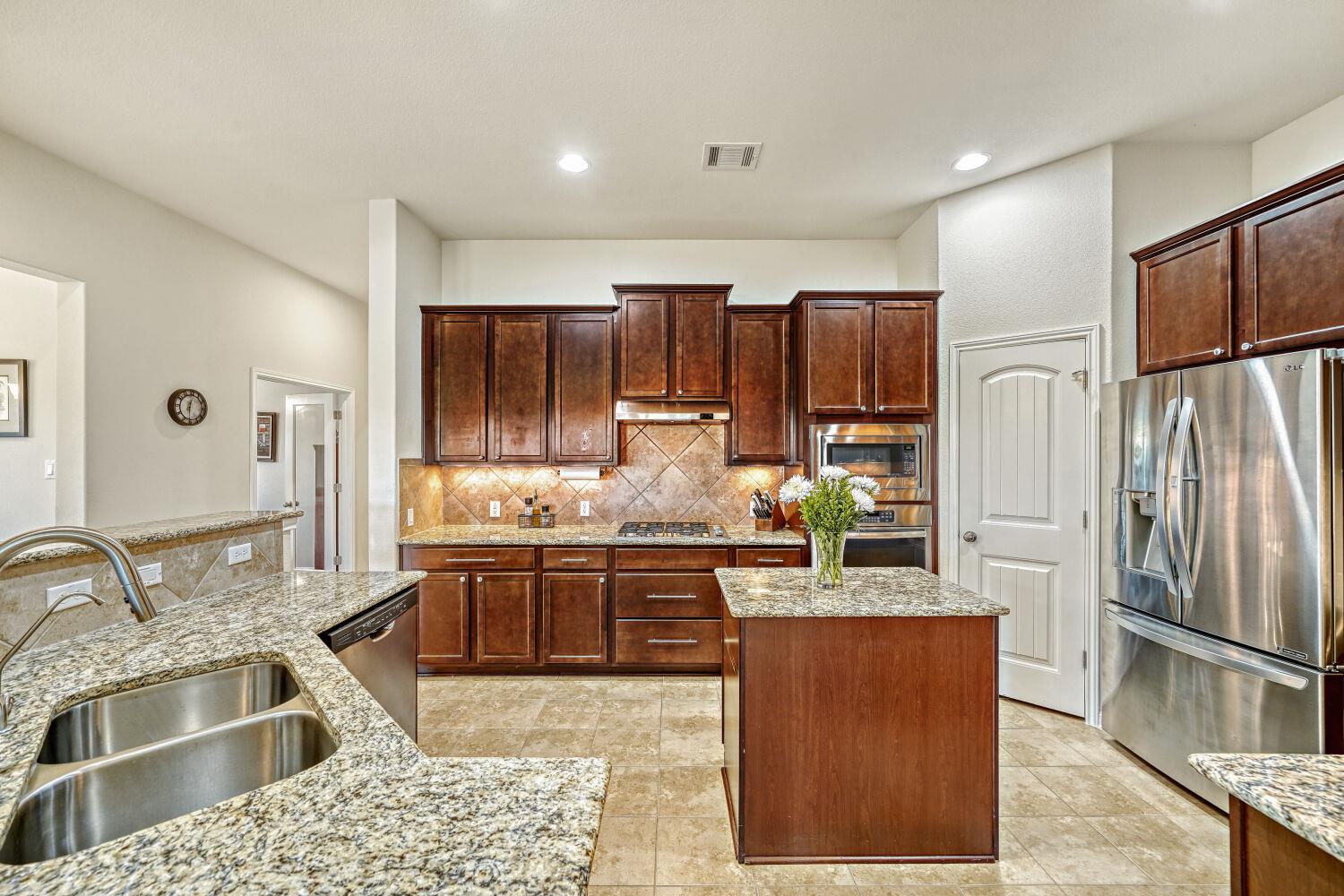 831 Oyster Crk, Buda, TX 78610