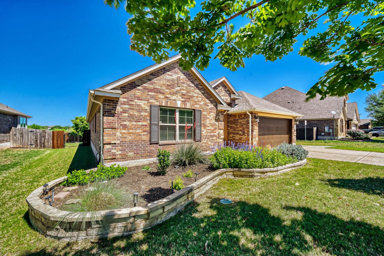 831 Oyster Crk, Buda, TX 78610