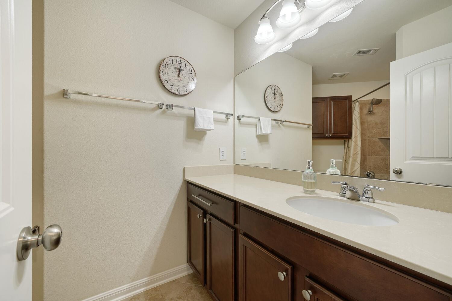 831 Oyster Crk, Buda, TX 78610