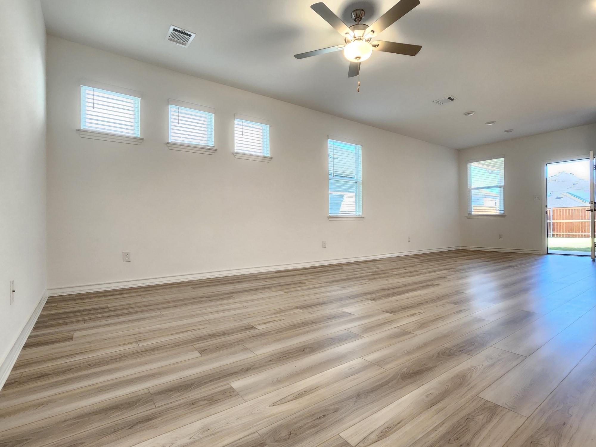 202 Doodle Ln, Hutto, TX 78634