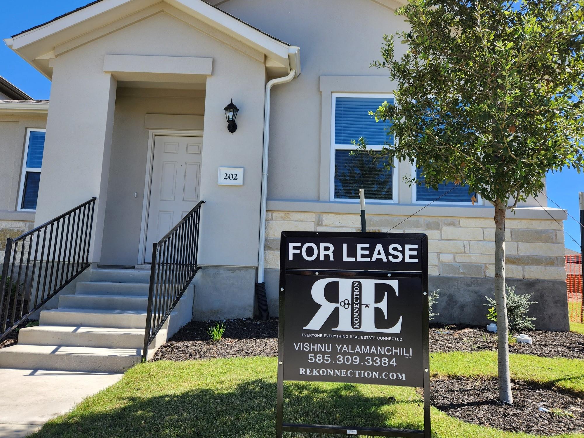 202 Doodle Ln, Hutto, TX 78634