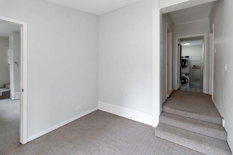 605 W 11th St, Elgin, TX 78621