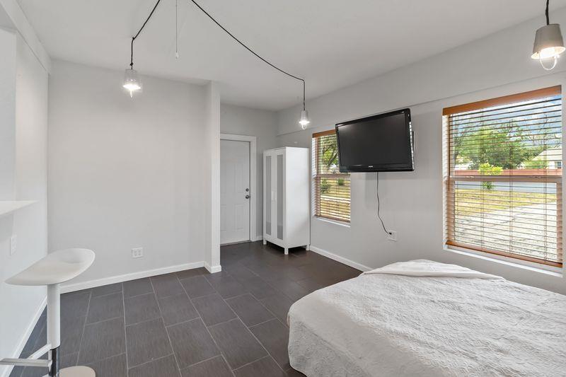 605 W 11th St, Elgin, TX 78621