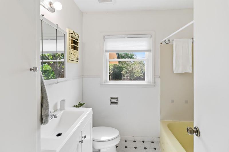 605 W 11th St, Elgin, TX 78621