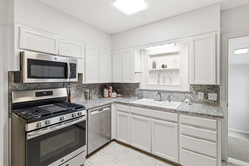 605 W 11th St, Elgin, TX 78621