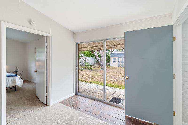 605 W 11th St, Elgin, TX 78621