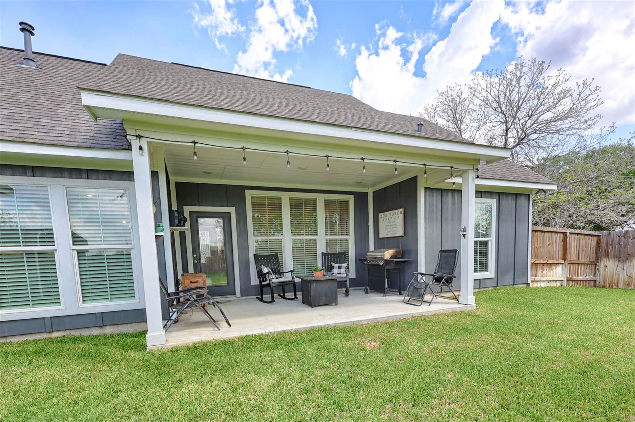 206 E Hinton Rd, Weimar, TX 78962