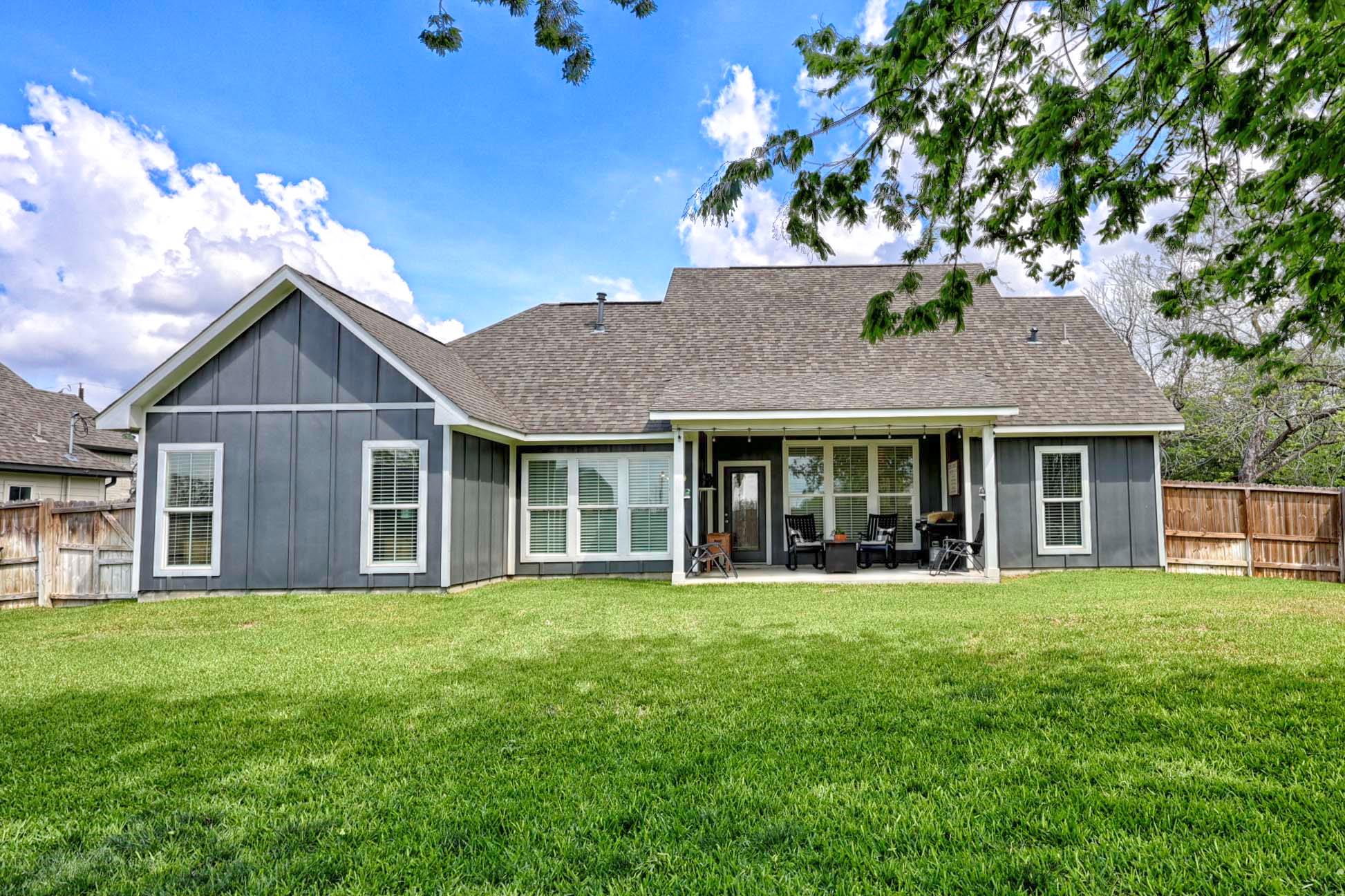 206 E Hinton Rd, Weimar, TX 78962