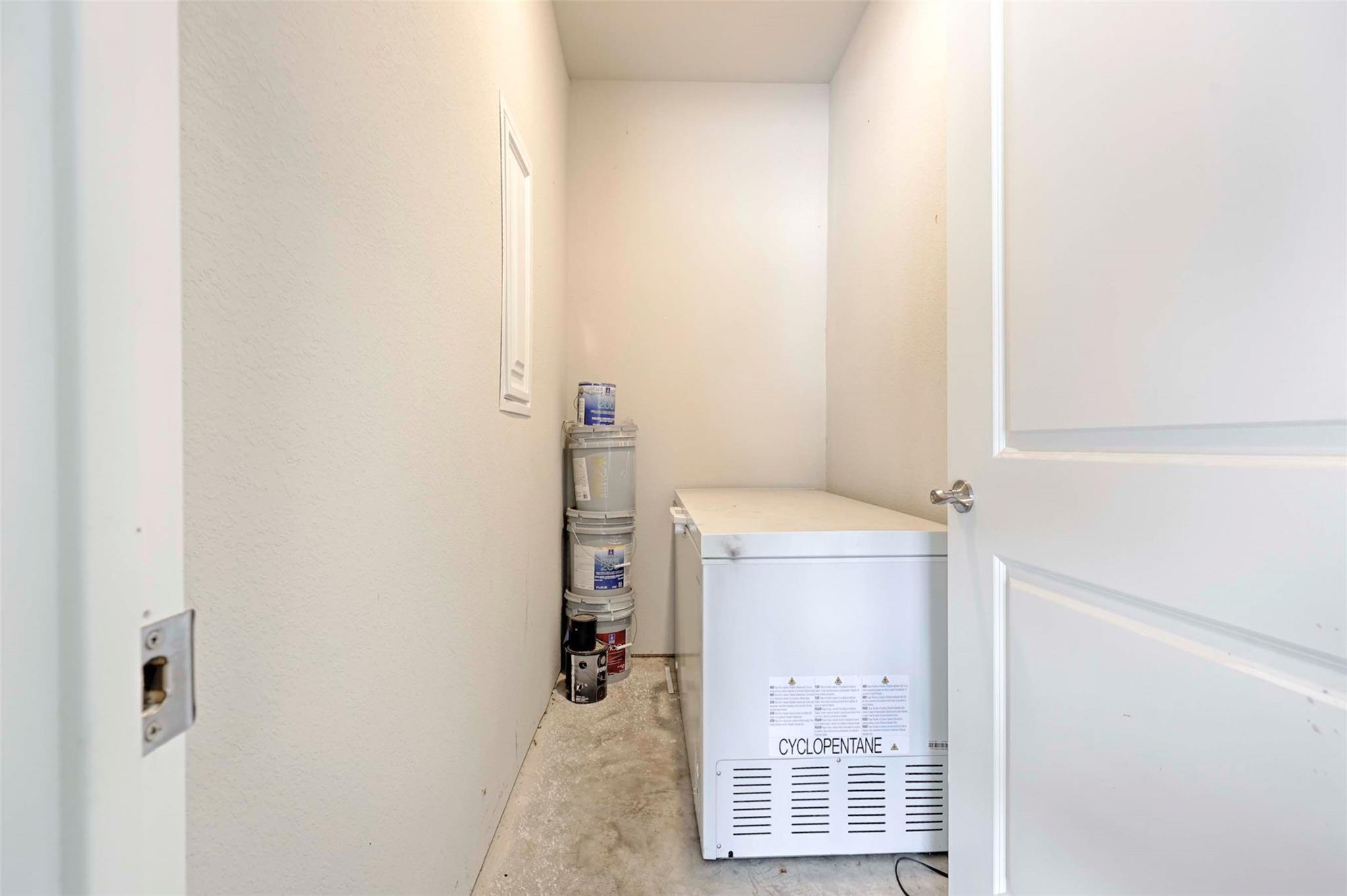 206 E Hinton Rd, Weimar, TX 78962