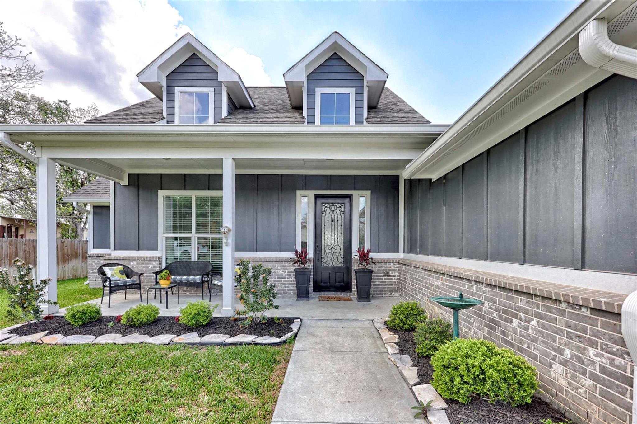 206 E Hinton Rd, Weimar, TX 78962