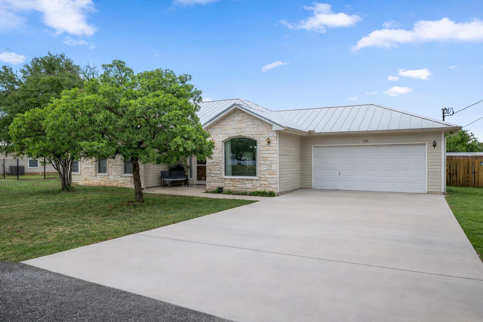 128 W PERSIMMON Dr, Granite Shoals, TX 78654
