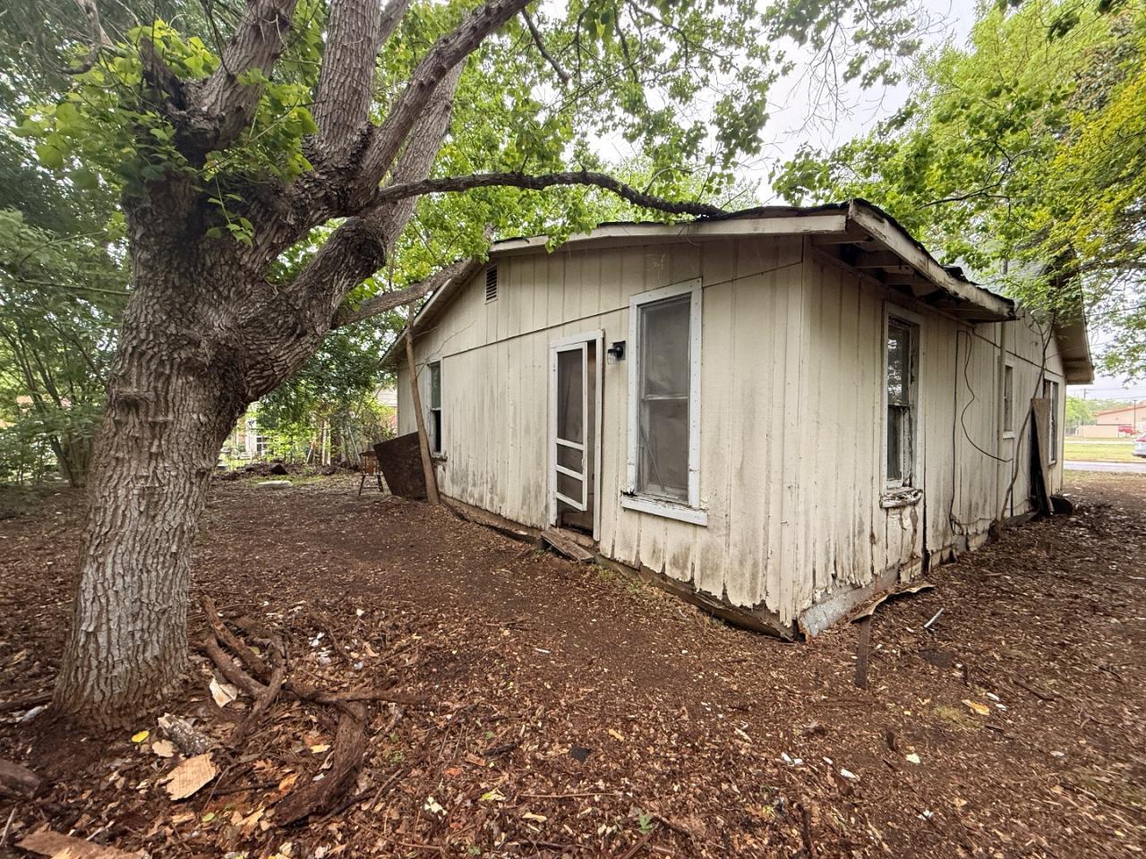 918 S Brazos St, Lockhart, TX 78644