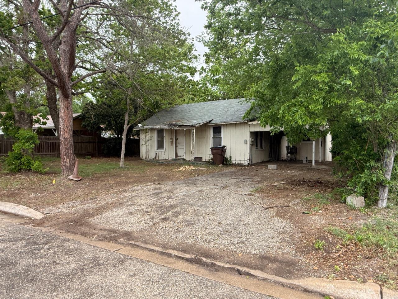 918 S Brazos St, Lockhart, TX 78644