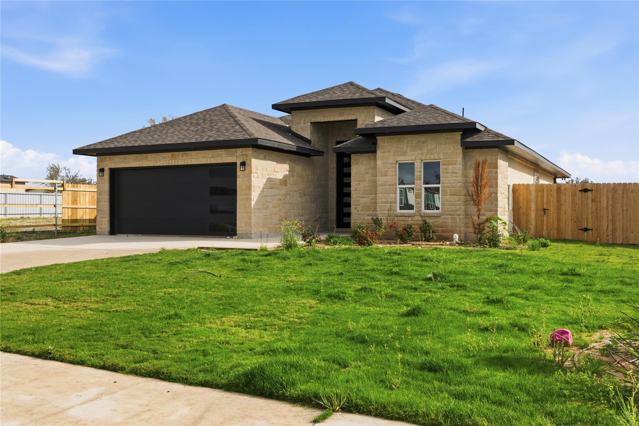 158 Lavanda Ln, Dale, TX 78616